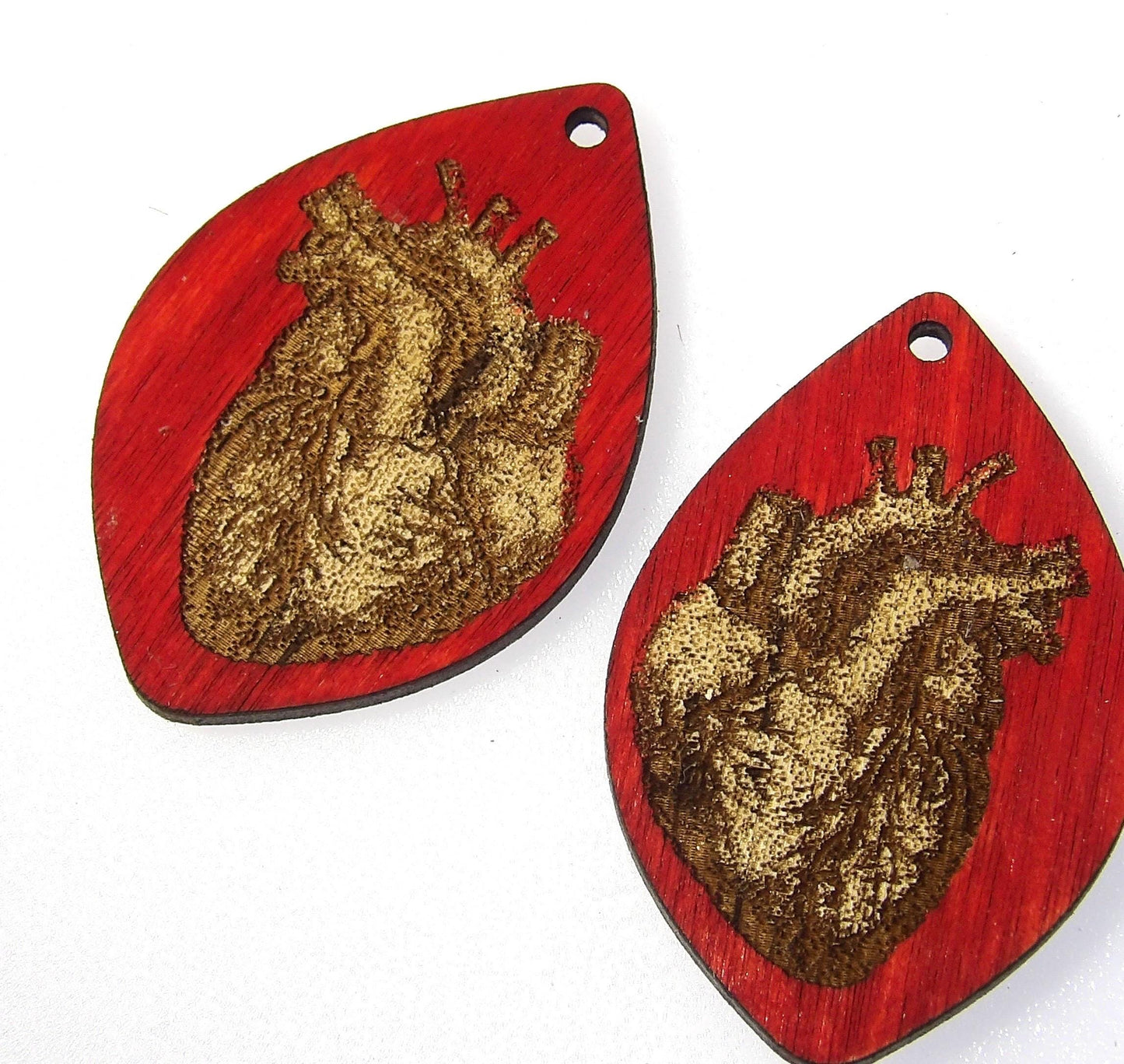 Ohrringe in Form eines anatomischen Herzens: Lasergeschnittenes Holz, Valentinstagschmuck