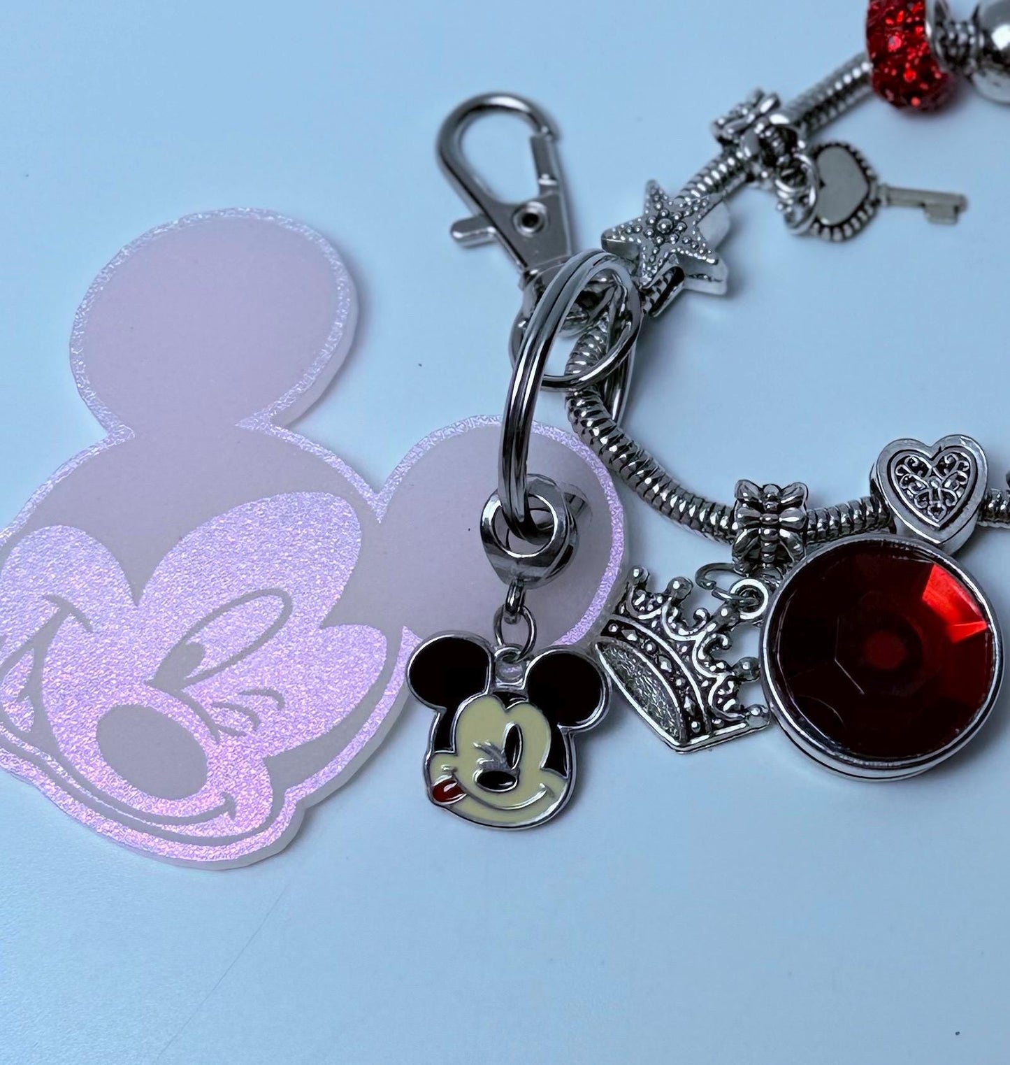 Pinker schillernder Mickey-Schlüsselanhänger, gravierter Acryl-Charm mit zwinkerndem Mickey-Gesicht und baumelndem Emaille-Mickey, Disney-inspirierter Taschenanhänger