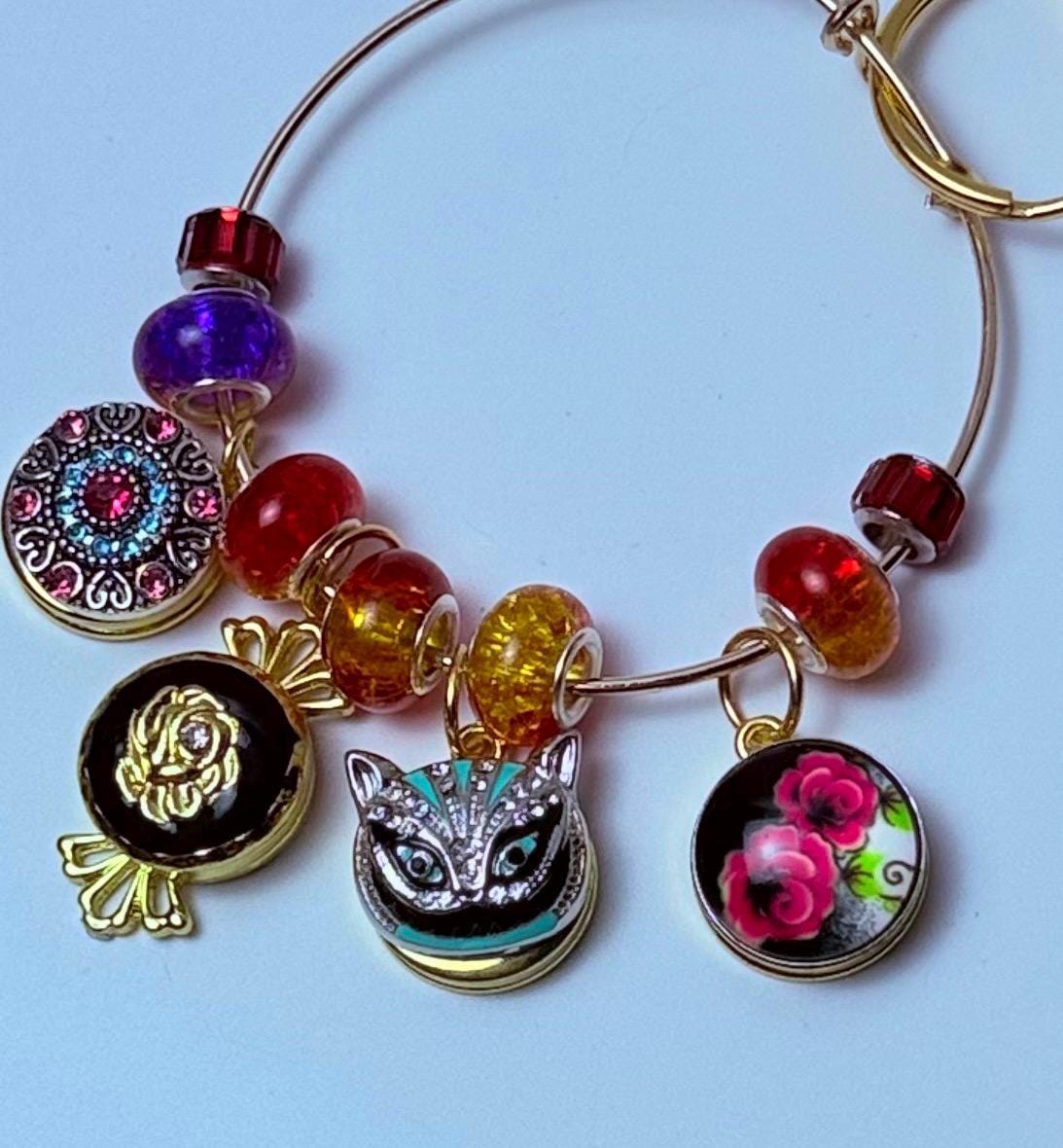 Alice im Wunderland Taschenanhänger: Grinsekatze, Rose, Edelstein-Mandala