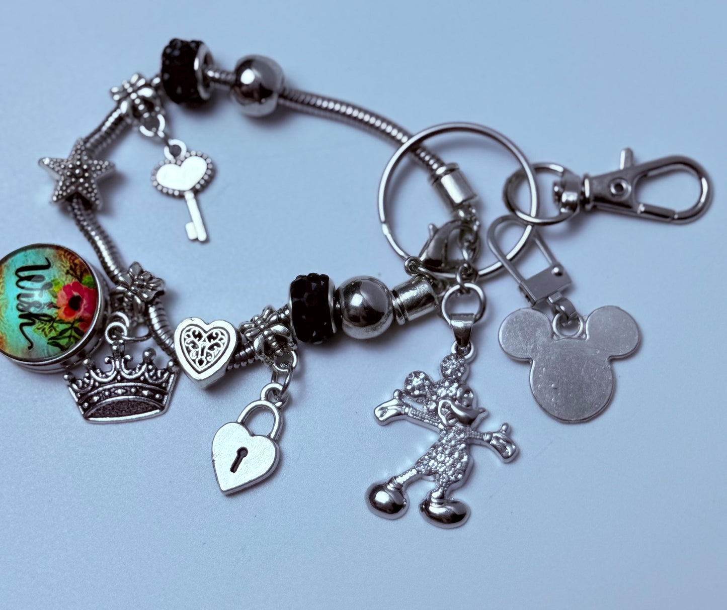 Disney inspirierter silberner Taschenanhänger Königliche Krone & Herz Schlüsselanhänger mit funkelndem Mickey und „Wunsch“-Anhänger