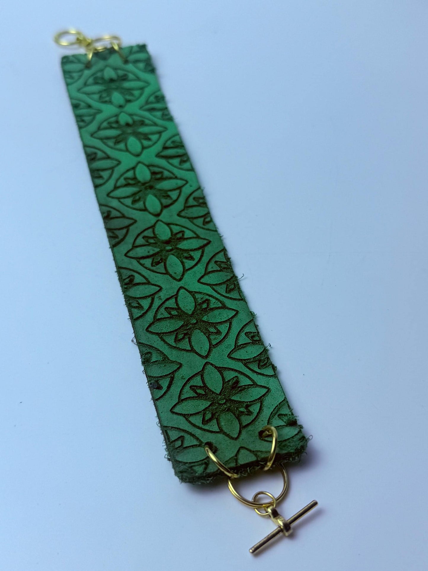Grünes geprägtes Lederarmband: Handgemachter Boho-Gothic-Schmuck