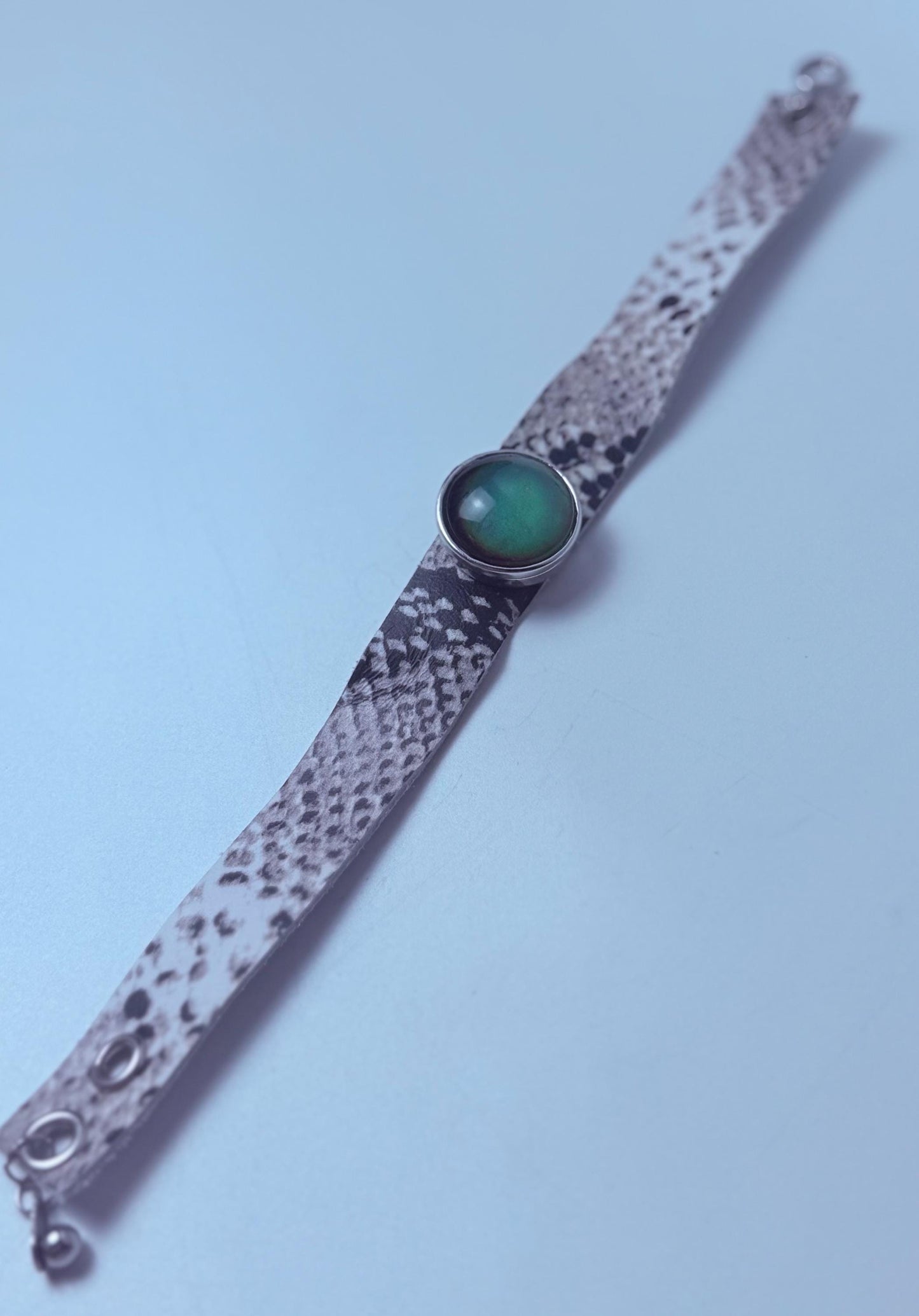 Schlangenleder-Stimmungsstein-Manschette: Boho-Rocker-Farbwechselarmband