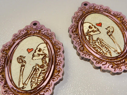 Cameo-Hängeohrring, Totenkopf-Gothic-Ohrring
