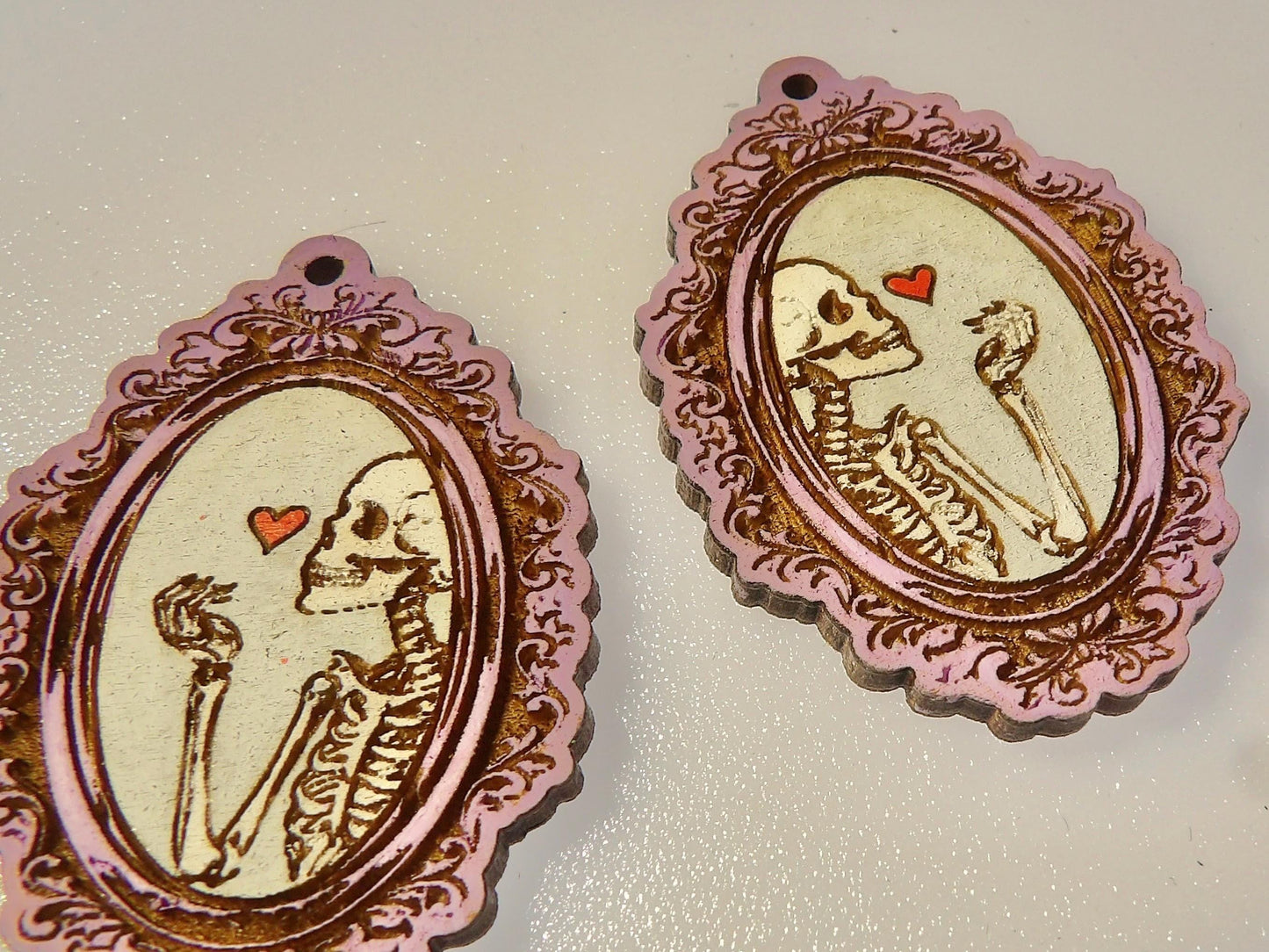 Cameo-Hängeohrring, Totenkopf-Gothic-Ohrring