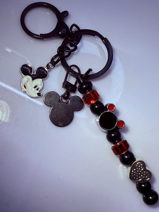 Schwarzer Micky Maus Charm-Schlüsselanhänger, rot-schwarz geknotete Perlenkette, mehrere Disney Charms, handgefertigtes Disney Taschenaccessoire