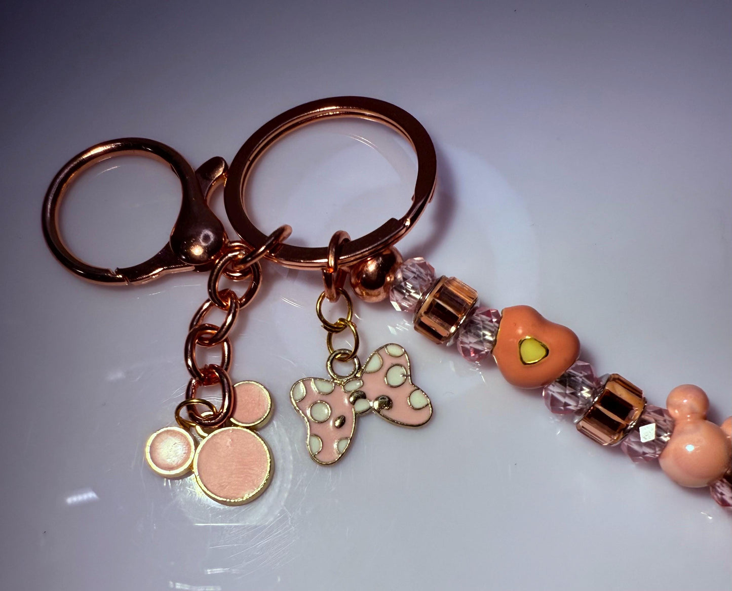 Rose Gold Pink Micky & Minnie Perlen Schlüsselanhänger Pastellfarbener Disney-inspirierter Anhänger mit Kristallperlen, Minnie Schleifen-Herzperlen
