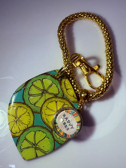 Limettenscheiben-Taschenanhänger: Acryl-Taschenaccessoire mit „Happy Vibes“-Anhänger