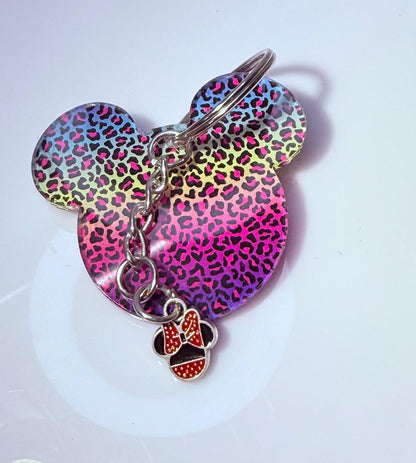 Regenbogen-Leopard Mickey Schlüsselanhänger: Disney-inspirierter Taschenanhänger mit Minnie-Schleife