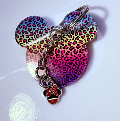 Regenbogen-Leopard Mickey Schlüsselanhänger: Disney-inspirierter Taschenanhänger mit Minnie-Schleife