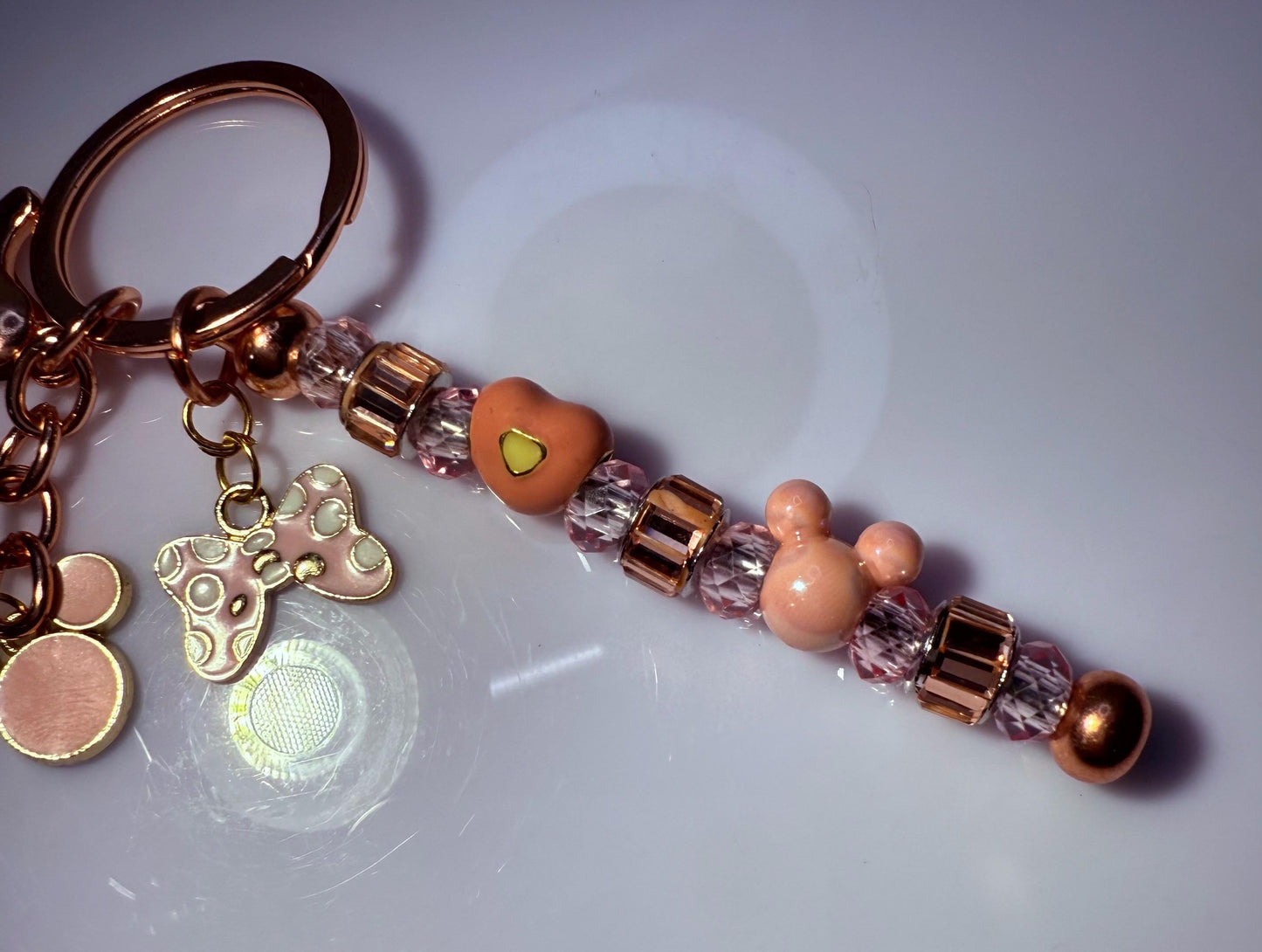Rose Gold Pink Micky & Minnie Perlen Schlüsselanhänger Pastellfarbener Disney-inspirierter Anhänger mit Kristallperlen, Minnie Schleifen-Herzperlen