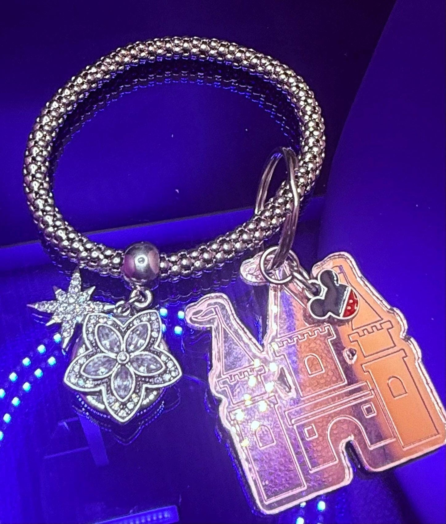 Schlüsselanhänger Roségold Schloss - Von Disney inspirierter gravierter Acryl-Anhänger mit Micky-Kopf Akzent, Spiegelnder Taschenanhänger