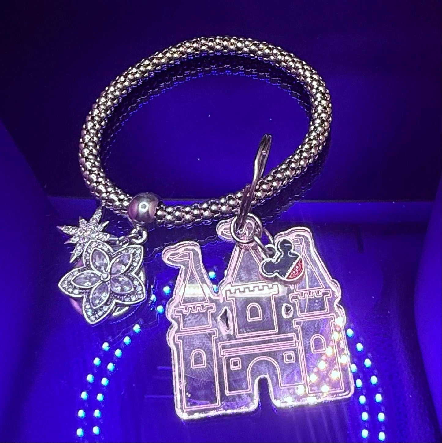 Schlüsselanhänger Roségold Schloss - Von Disney inspirierter gravierter Acryl-Anhänger mit Micky-Kopf Akzent, Spiegelnder Taschenanhänger