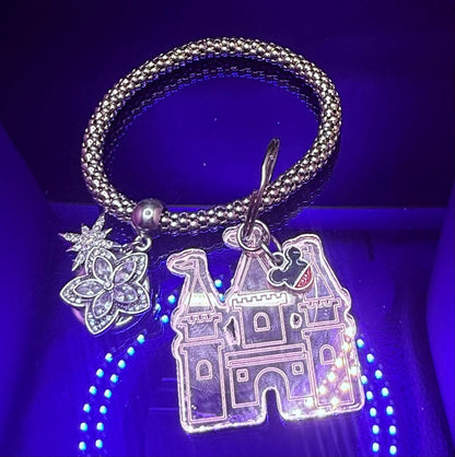 Schlüsselanhänger Roségold Schloss - Von Disney inspirierter gravierter Acryl-Anhänger mit Micky-Kopf Akzent, Spiegelnder Taschenanhänger