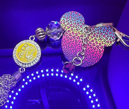 Regenbogen-Leopard Mickey Schlüsselanhänger: Disney-inspirierter Taschenanhänger mit Minnie-Schleife