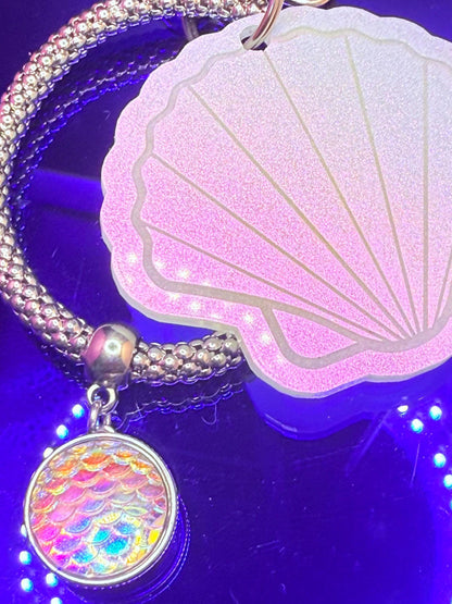 Pinke Muschel-Taschenanhänger: Schillernder Meerjungfrauen-Schuppen-Anhänger, Küsten-Taschenaccessoire