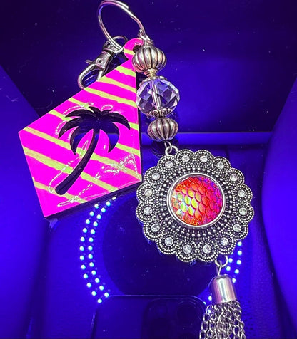 Pink Palm Tree Taschenanhänger: Meerjungfrauen-Schuppen-Medaillon - Tropischer Schlüsselanhänger