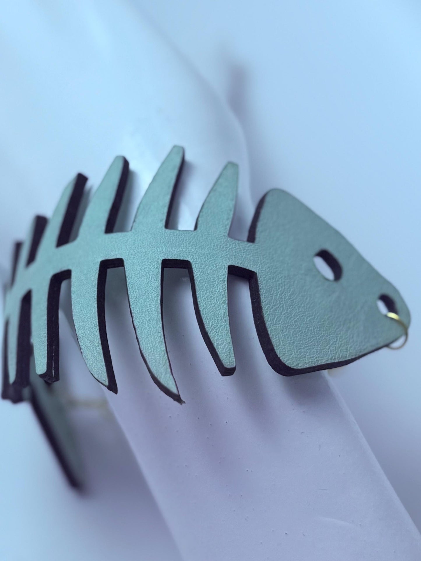 Fischgräten-Lederarmband: Handgefertigtes Skelett-Fisch-Boho-Armband