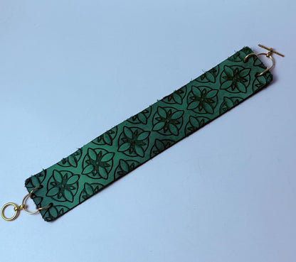 Grünes geprägtes Lederarmband: Handgemachter Boho-Gothic-Schmuck