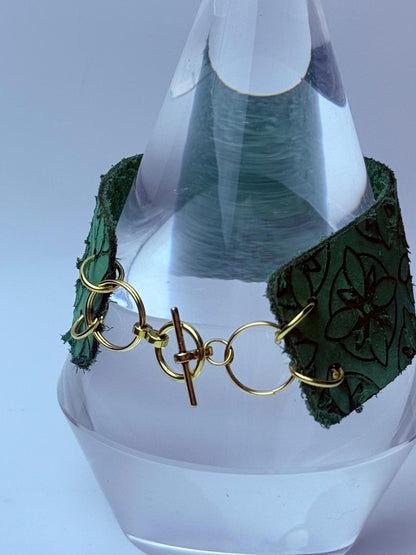 Grünes geprägtes Lederarmband: Handgemachter Boho-Gothic-Schmuck