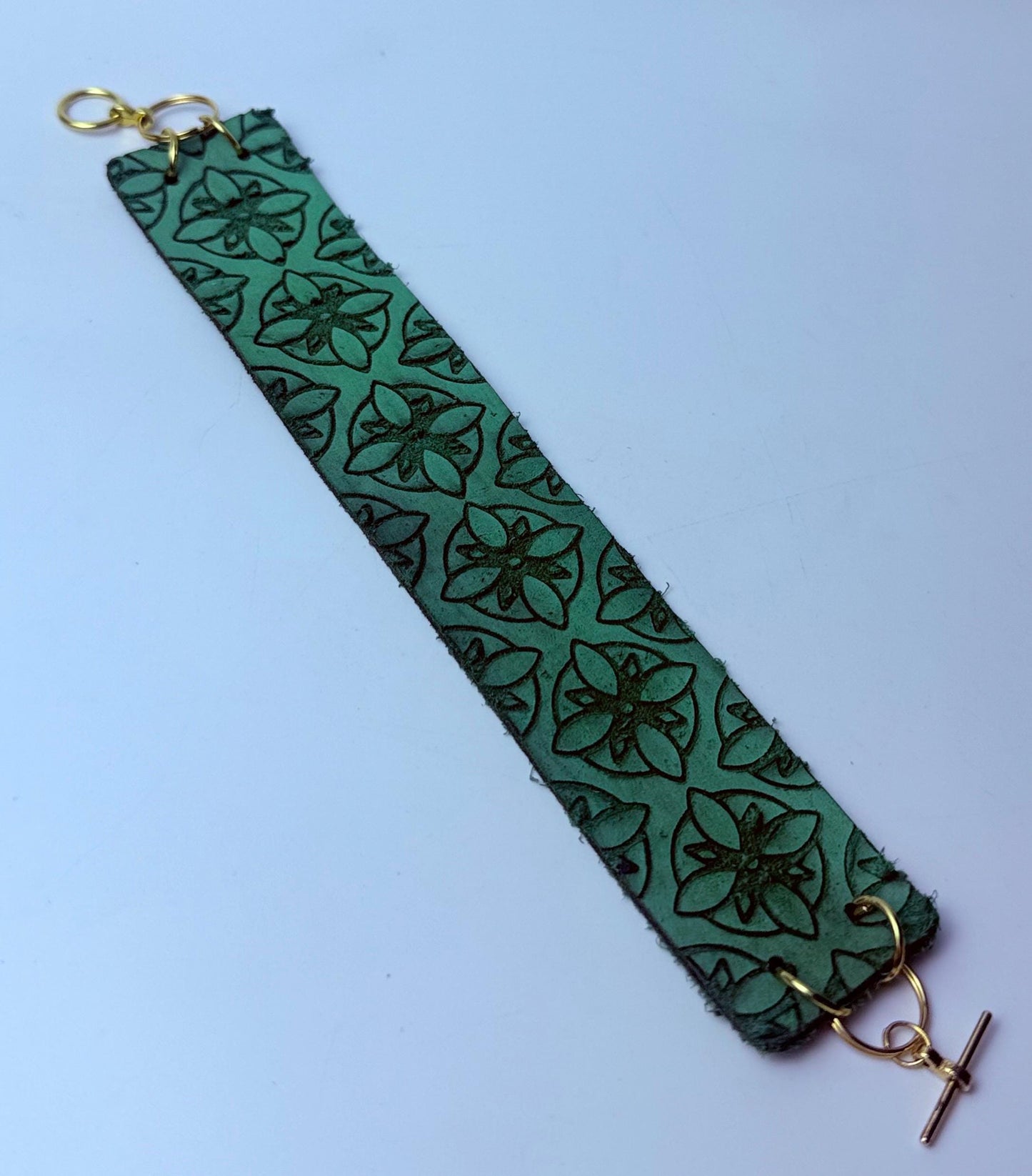 Grünes geprägtes Lederarmband: Handgemachter Boho-Gothic-Schmuck