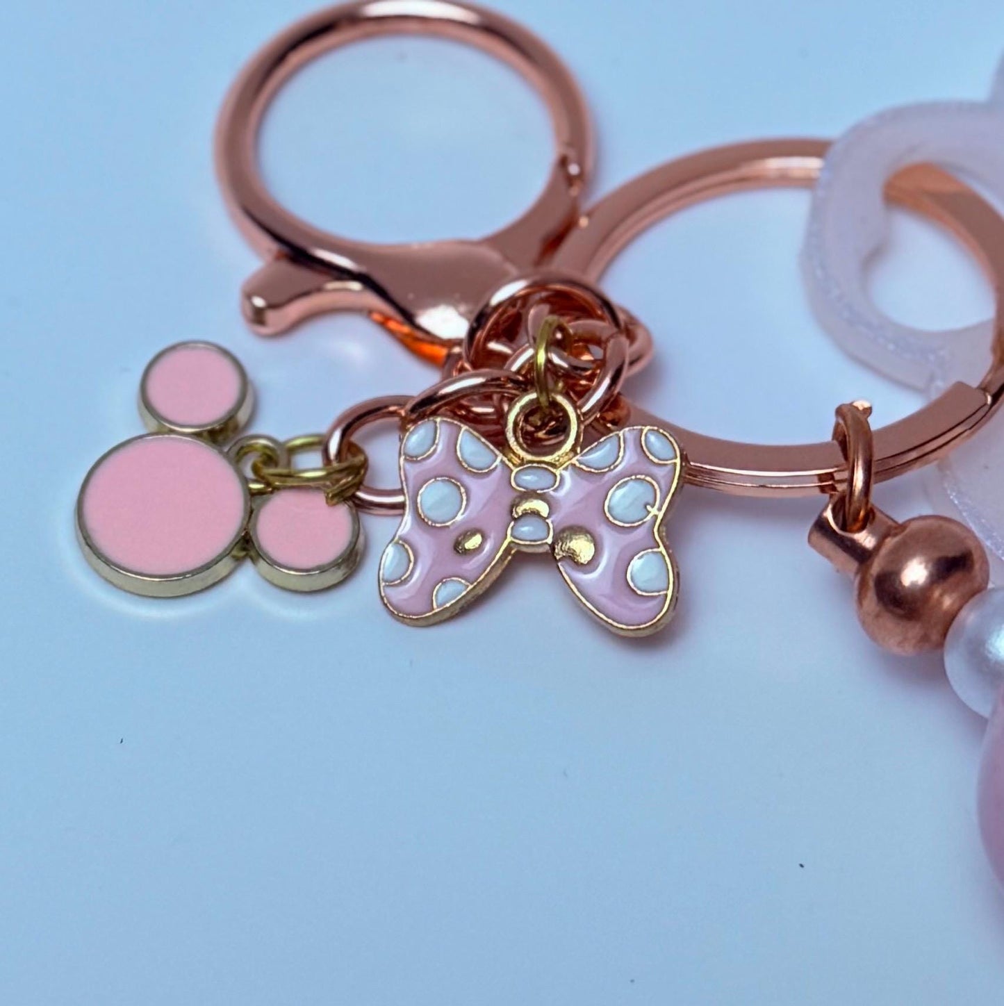 Disney inspirierter Schlüssel Pink Glitzer Schlüsselanhänger Acryl Geldbörsen-Charm mit Perlen- und Edelsteinakzenten