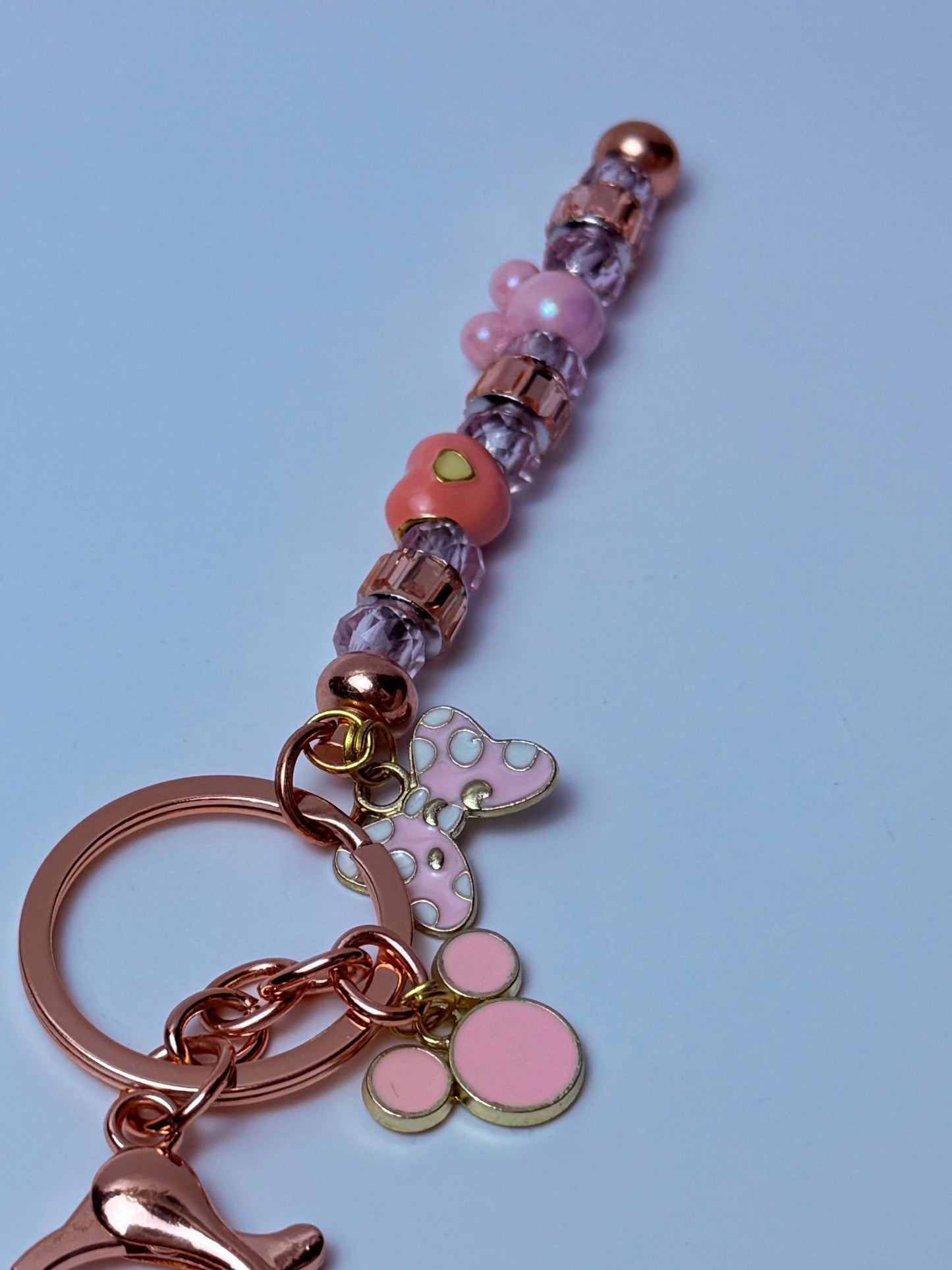Rose Gold Pink Micky & Minnie Perlen Schlüsselanhänger Pastellfarbener Disney-inspirierter Anhänger mit Kristallperlen, Minnie Schleifen-Herzperlen