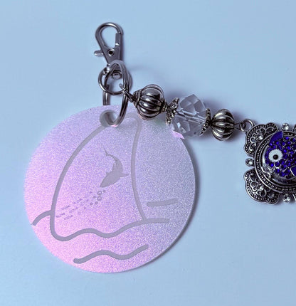 Pinkfarbener Hai-Taschenanhänger: Blauer, juwelenbesetzter Fisch-Anhänger & Goldquaste