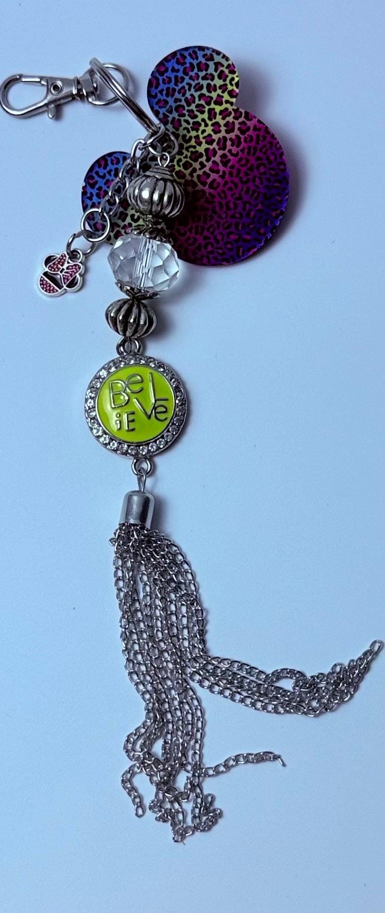 Regenbogen-Leopard Mickey Schlüsselanhänger: Disney-inspirierter Taschenanhänger mit Minnie-Schleife