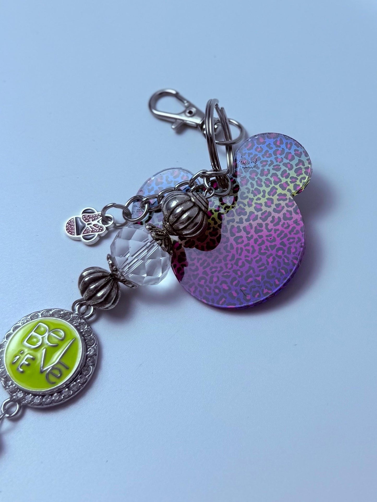 Regenbogen-Leopard Mickey Schlüsselanhänger: Disney-inspirierter Taschenanhänger mit Minnie-Schleife