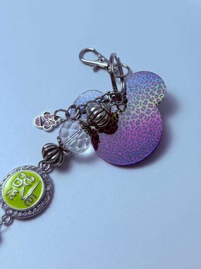Regenbogen-Leopard Mickey Schlüsselanhänger: Disney-inspirierter Taschenanhänger mit Minnie-Schleife