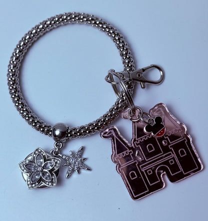 Schlüsselanhänger Roségold Schloss - Von Disney inspirierter gravierter Acryl-Anhänger mit Micky-Kopf Akzent, Spiegelnder Taschenanhänger