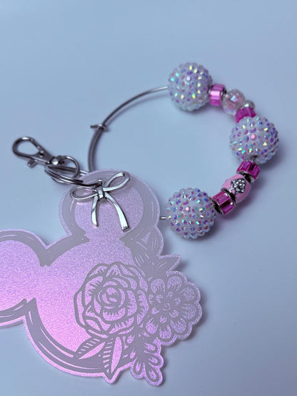 Pink schimmernder Mickey-Blumen-Schlüsselanhänger, graviertes Blumendesign mit baumelndem Minnie-Maus-Anhänger, von Disney inspirierter Acryl-Taschenanhänger