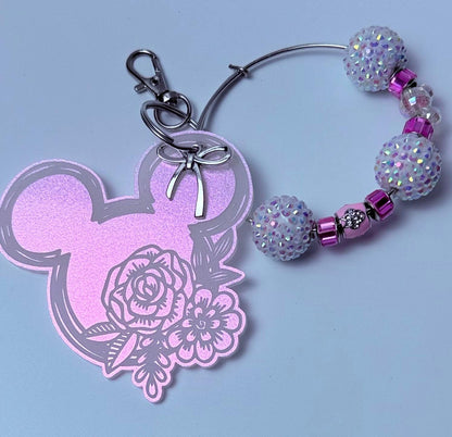 Pink schimmernder Mickey-Blumen-Schlüsselanhänger, graviertes Blumendesign mit baumelndem Minnie-Maus-Anhänger, von Disney inspirierter Acryl-Taschenanhänger