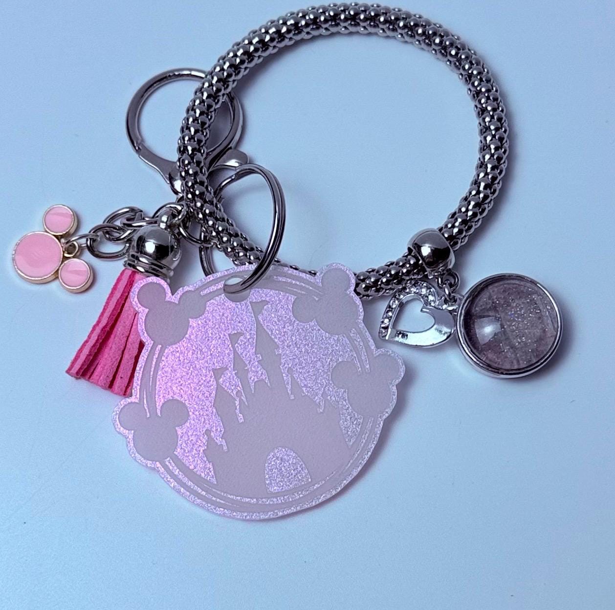 Pink Glitzer Schloss Taschenanhänger  Acryl Geldbörsenanhänger mit Quaste und Herz Akzent  Disney Inspirierter Handtaschen-Accessoire