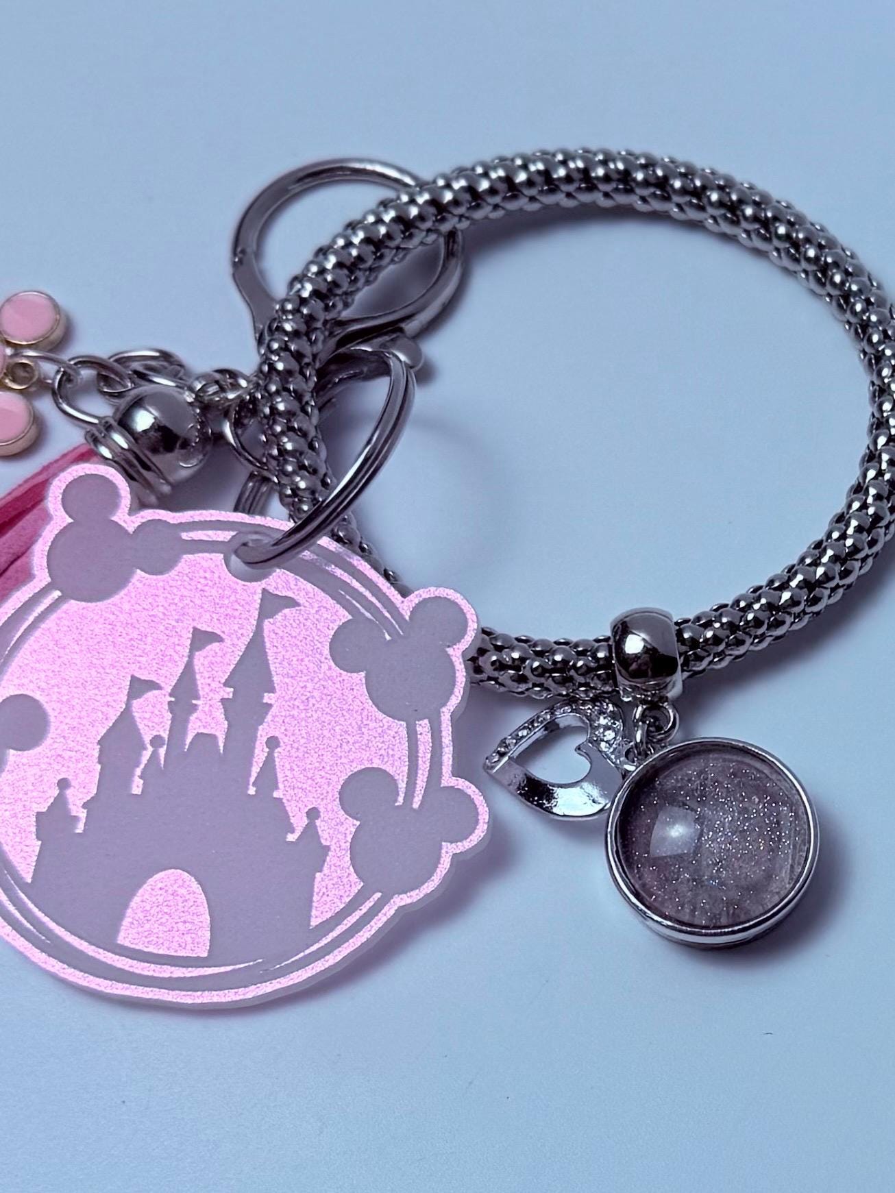 Pink Glitzer Schloss Taschenanhänger  Acryl Geldbörsenanhänger mit Quaste und Herz Akzent  Disney Inspirierter Handtaschen-Accessoire