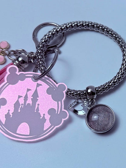 Pink Glitzer Schloss Taschenanhänger  Acryl Geldbörsenanhänger mit Quaste und Herz Akzent  Disney Inspirierter Handtaschen-Accessoire