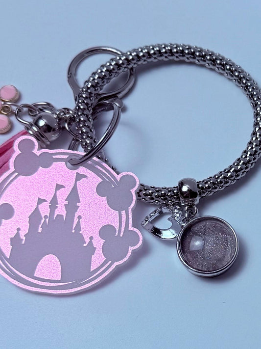 Pink Glitzer Schloss Taschenanhänger  Acryl Geldbörsenanhänger mit Quaste und Herz Akzent  Disney Inspirierter Handtaschen-Accessoire
