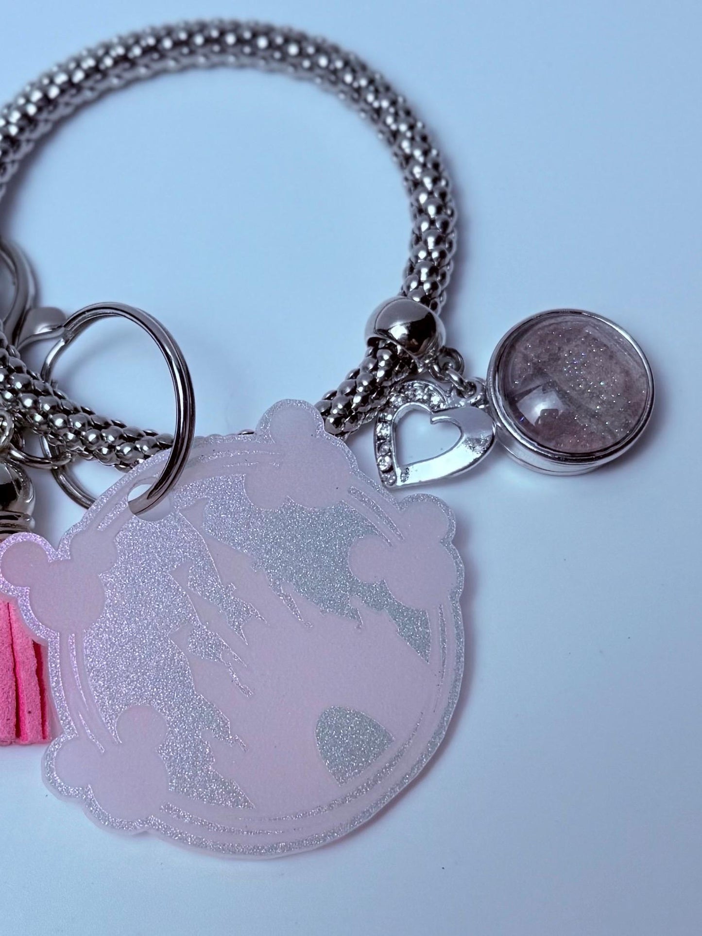 Pink Glitzer Schloss Taschenanhänger  Acryl Geldbörsenanhänger mit Quaste und Herz Akzent  Disney Inspirierter Handtaschen-Accessoire