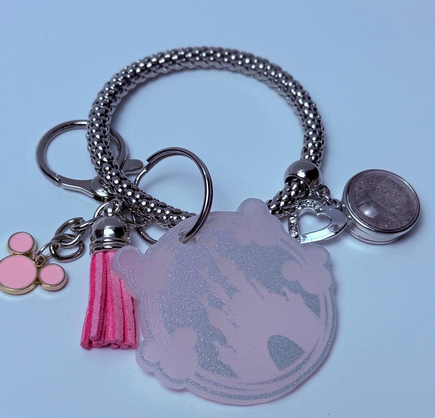 Pink Glitzer Schloss Taschenanhänger  Acryl Geldbörsenanhänger mit Quaste und Herz Akzent  Disney Inspirierter Handtaschen-Accessoire