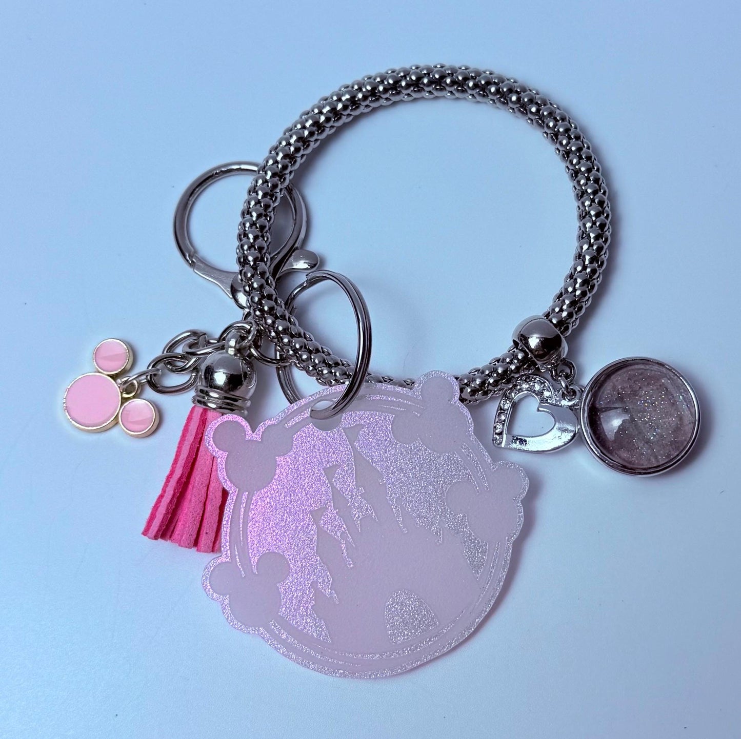 Pink Glitzer Schloss Taschenanhänger  Acryl Geldbörsenanhänger mit Quaste und Herz Akzent  Disney Inspirierter Handtaschen-Accessoire