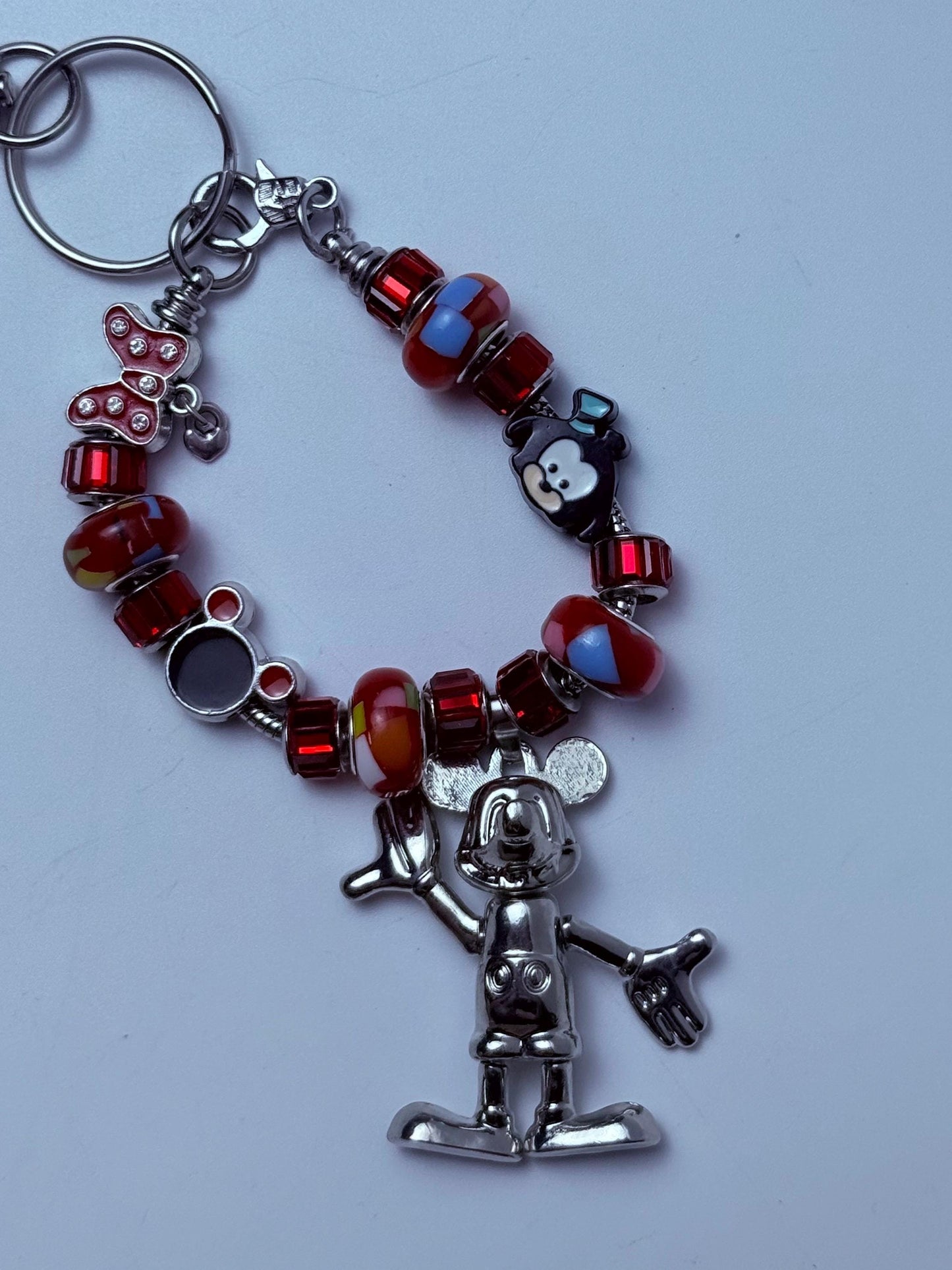 Mickey & Minnie Charm Armband Schlüsselanhänger: Rote Kristallperlen, Silberner Anhänger