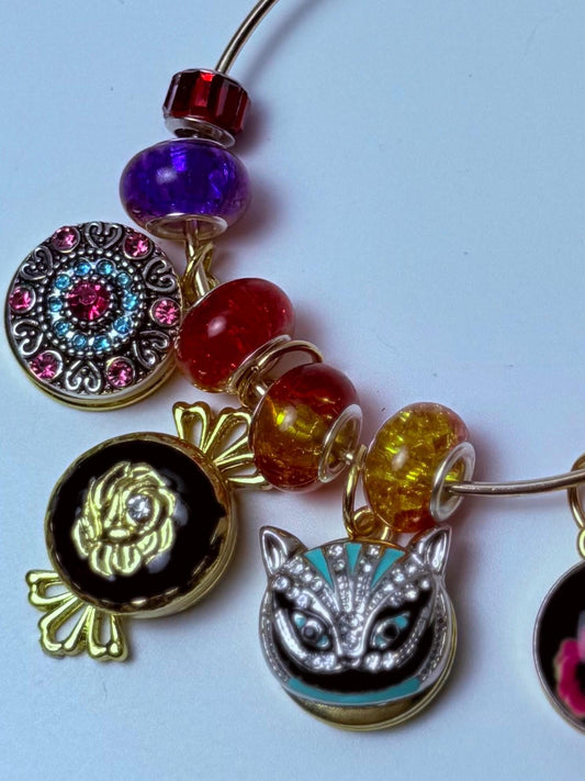 Alice im Wunderland Taschenanhänger: Grinsekatze, Rose, Edelstein-Mandala
