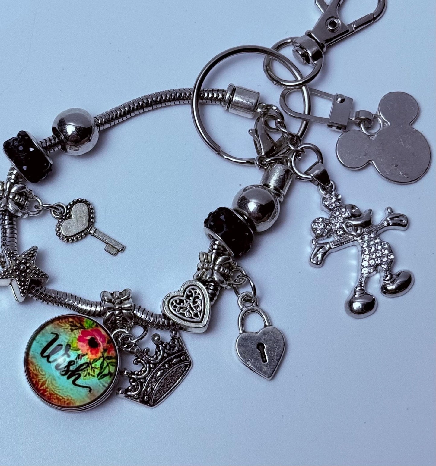Disney inspirierter silberner Taschenanhänger Königliche Krone & Herz Schlüsselanhänger mit funkelndem Mickey und „Wunsch“-Anhänger