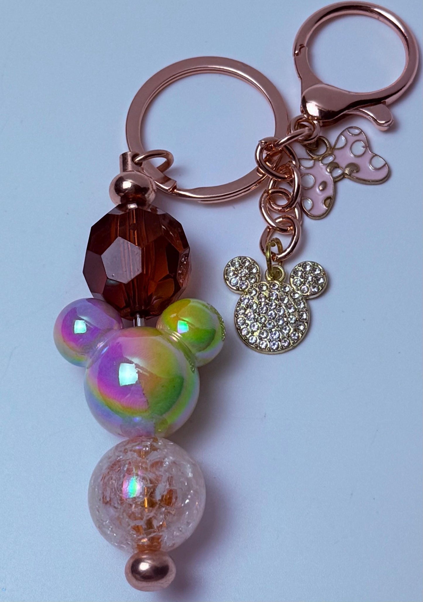 Roségold Mickey Schlüsselanhänger: Strass-Anhänger mit Regenbogenperlen