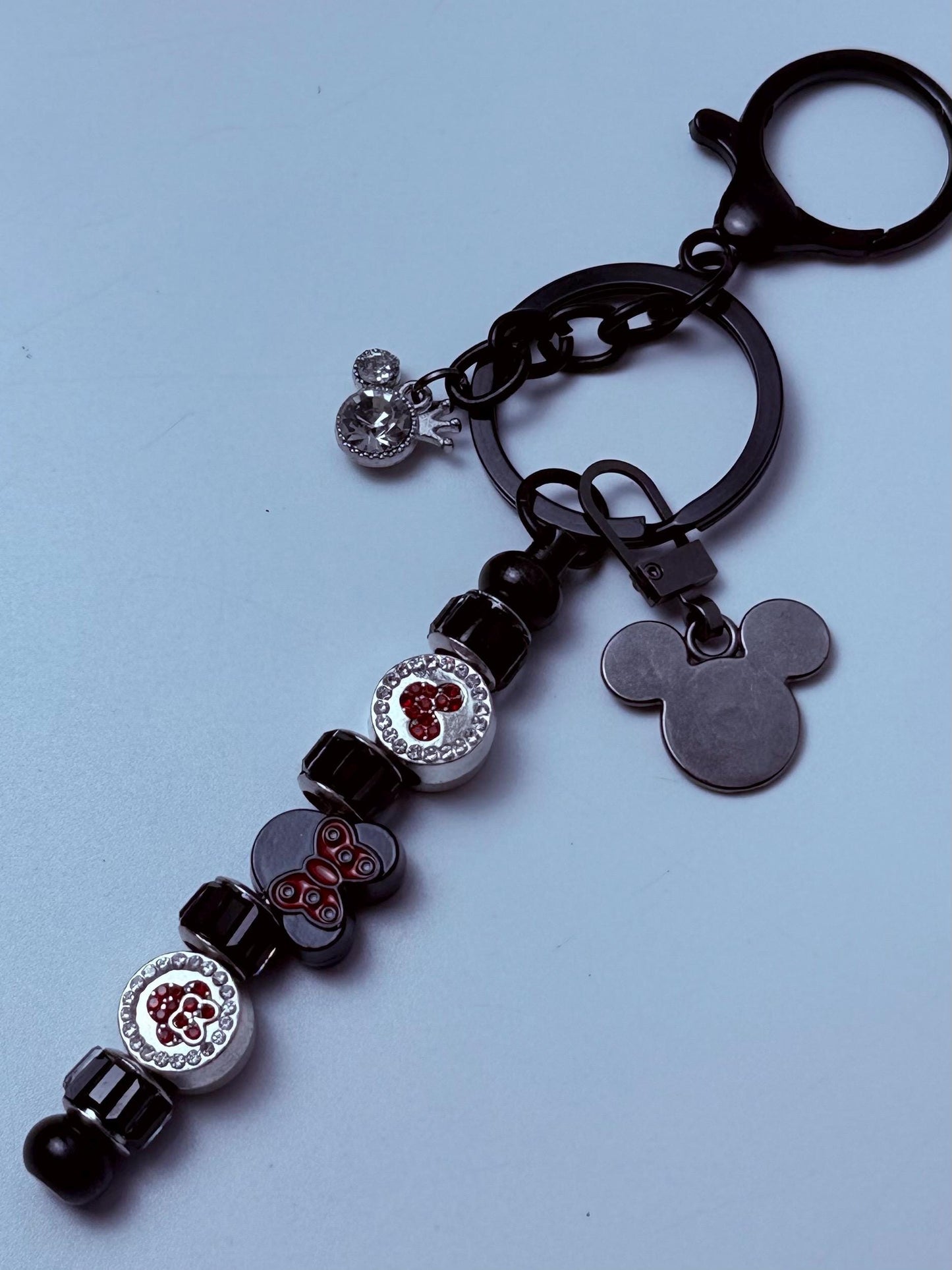 Schwarzer Kristall Micky Taschenanhänger Schlüsselanhänger | Minnie Schleife Handtaschenanhänger | Disney inspiriertes Accessoire | Handgemachter glitzernder Perlen Schlüsselanhänger
