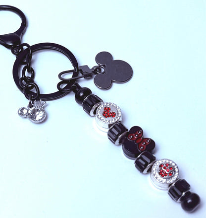 Schwarzer Kristall Micky Taschenanhänger Schlüsselanhänger | Minnie Schleife Handtaschenanhänger | Disney inspiriertes Accessoire | Handgemachter glitzernder Perlen Schlüsselanhänger