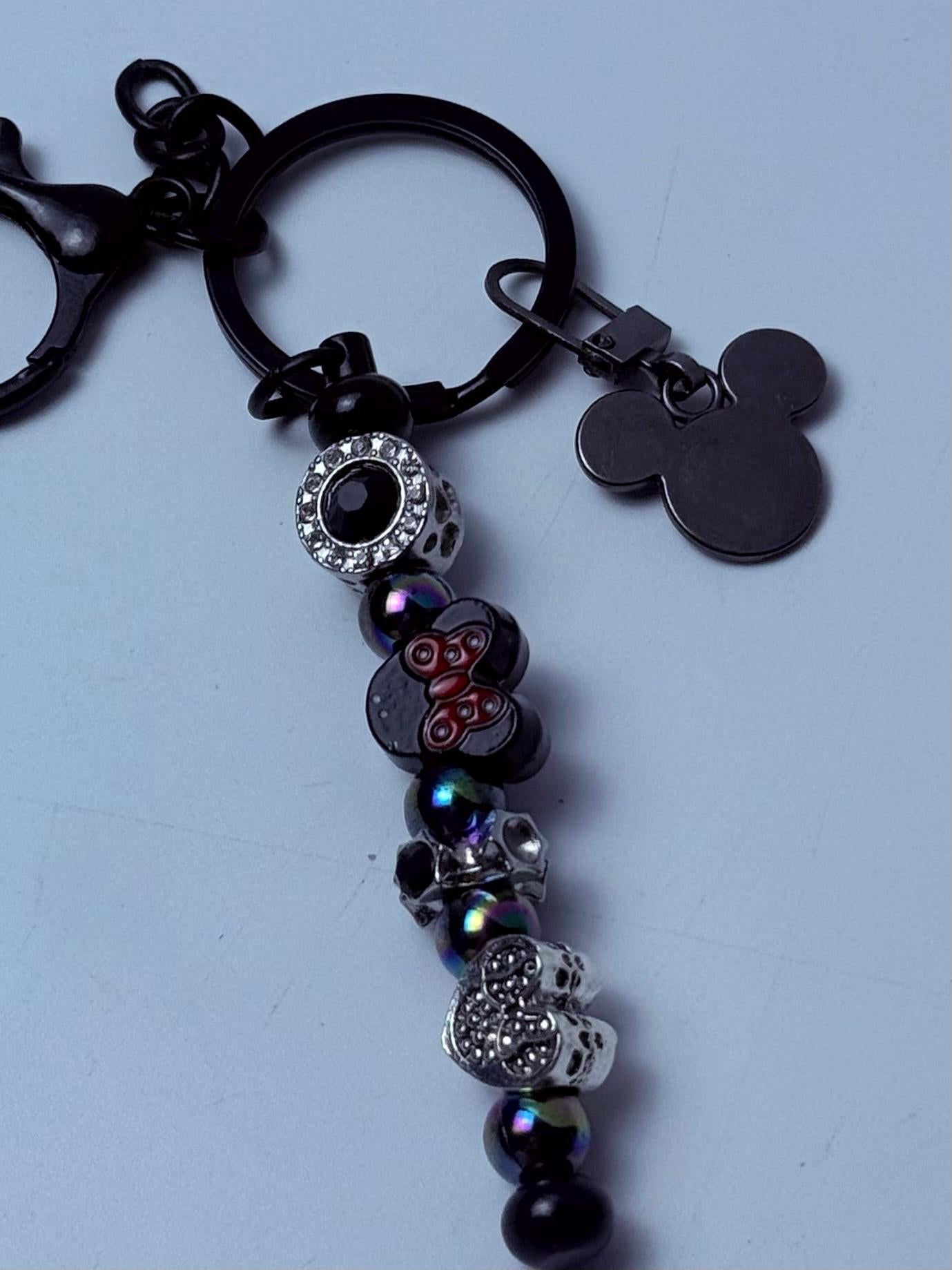 Schwarzer Micky Maus Anhänger Schlüsselanhänger, rot-schwarze Perlenkette, diverse Disney Charms, handgemachtes Disney Taschenaccessoire
