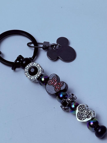 Schwarzer Micky Maus Anhänger Schlüsselanhänger, rot-schwarze Perlenkette, diverse Disney Charms, handgemachtes Disney Taschenaccessoire