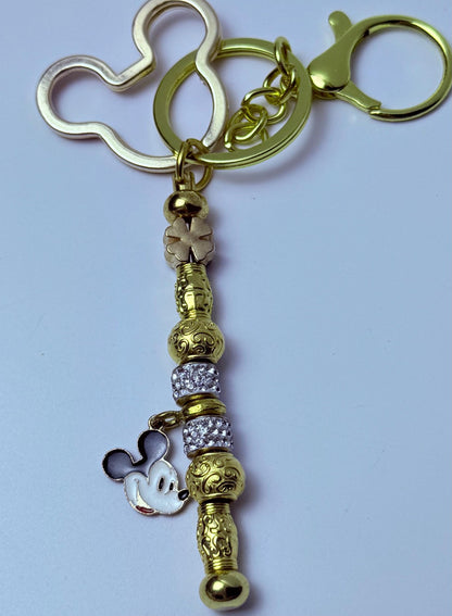 Disney-inspirierter goldener Taschenanhänger, Mickey Mouse Schlüsselanhänger mit funkelnden Perlen & Kleeblatt-Akzent, handgemachtes Handtaschen-Accessoire, Disney Geschenk für sie