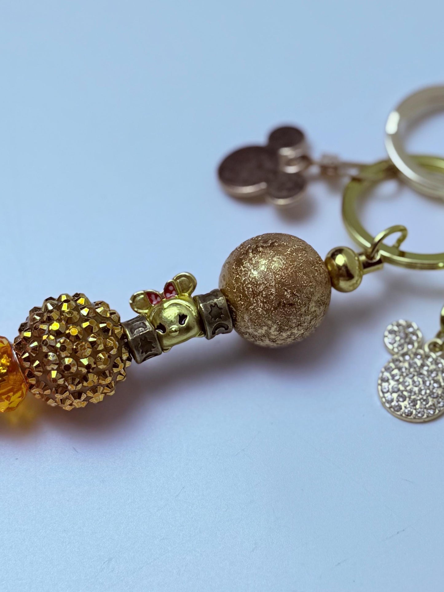 Disney inspirierter goldener Taschenanhänger, Micky Maus Strass-Schlüsselanhänger mit Perlen & Kristallakzent, handgefertigtes Taschenaccessoire, süßes Disney-Geschenk